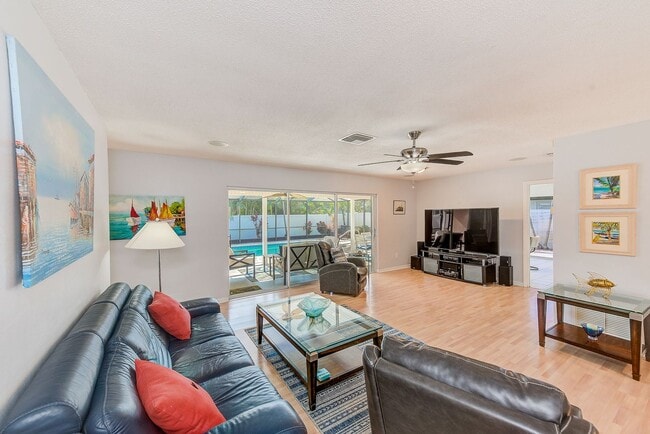 Building Photo - 3-Bedroom, 2-Bath Seminole Home – Fully Furnished & Move-In Ready!