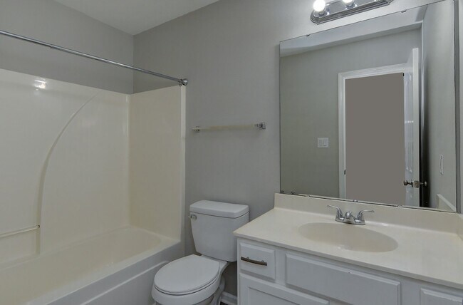 Building Photo - Beautiful 2 bed 2.5 bath Condo. Move-in Re...