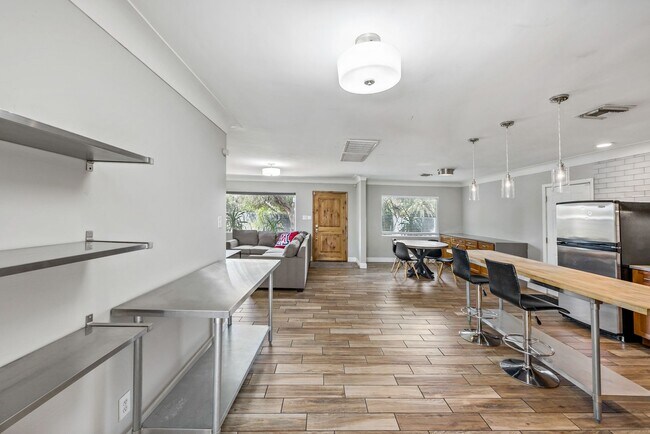 Building Photo - Luxury housing ,Close to U of A! Newly Renovated