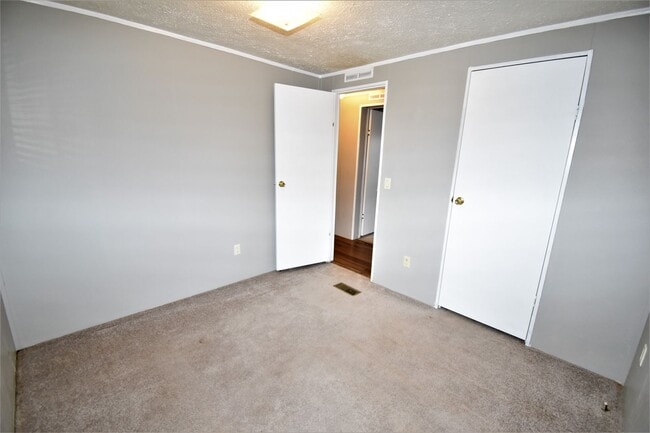 Building Photo - 3 Bedroom Pet Friendly Home For Rent in Th...