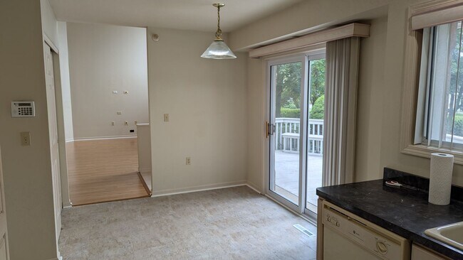 Building Photo - Easy New Berlin Living