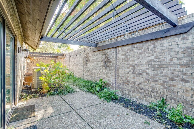 Building Photo - Easy Townhouse Living