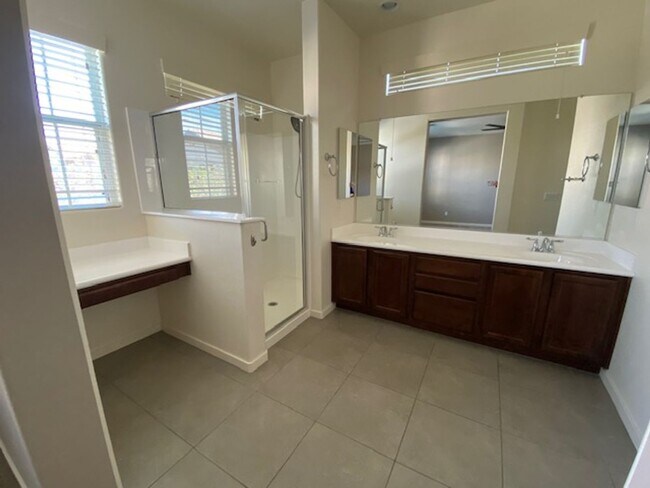 Building Photo - 2705 S Valle Verde