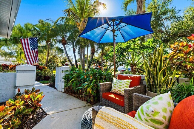 Building Photo - 1832 SW Willowbend Ln