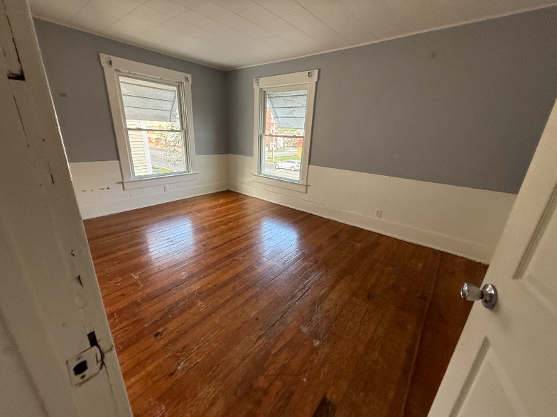 Building Photo - 227 1/2 N Main St