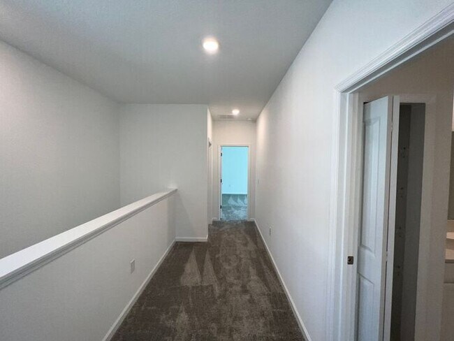 Building Photo - Nearly New 4 bedroom 2.5 bath St. Cloud ho...