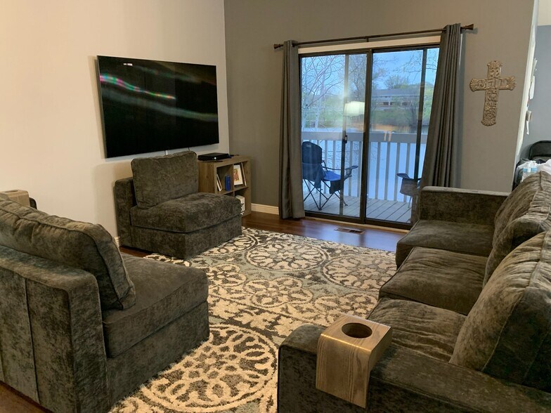 Building Photo - 5 Round Lake Trl