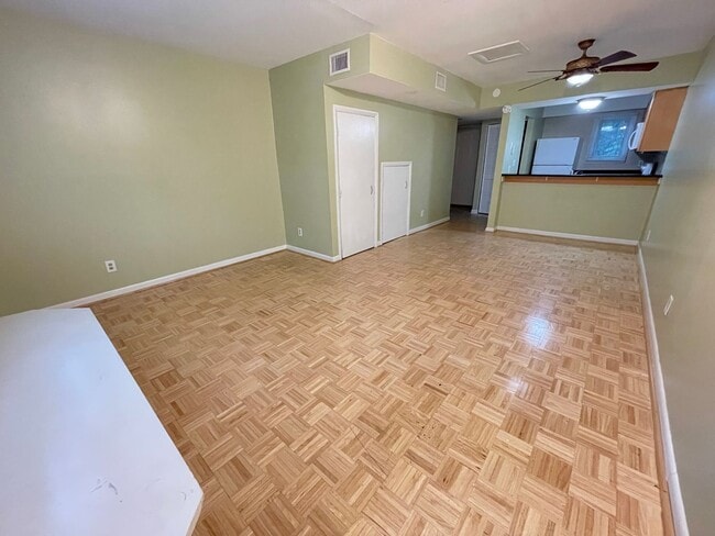 Building Photo - Sleek, Stylish 2br 2ba upper level condo in Chancellor Square, walking distance to Campus, downtown!