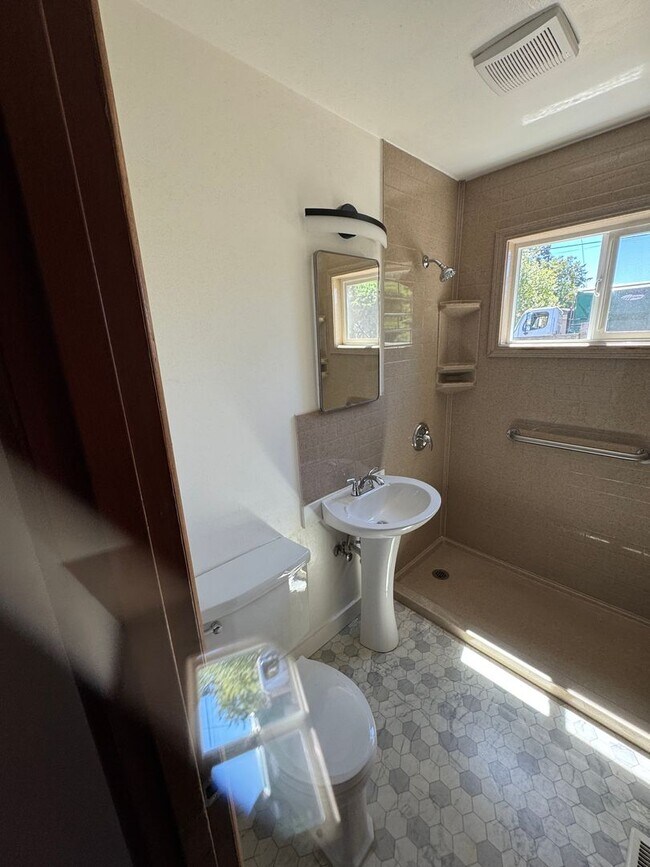 Building Photo - Freshly Updated 3 Bedroom 1 bath Home with Garage, Fenced Yard & Pet Friendly!