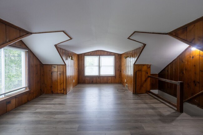 Building Photo - Charming 3 Bedroom 2 Bathroom Home