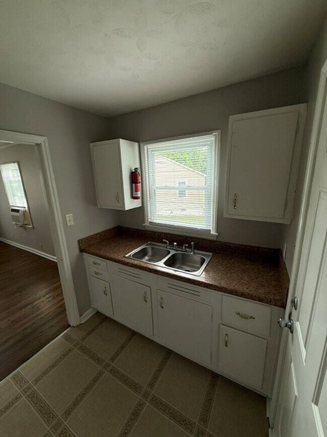 Building Photo - 203 Sunset Ct