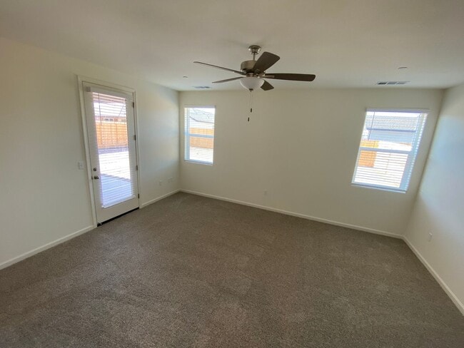 Building Photo - Gorgeous NEWER home between Tulare and Vis...
