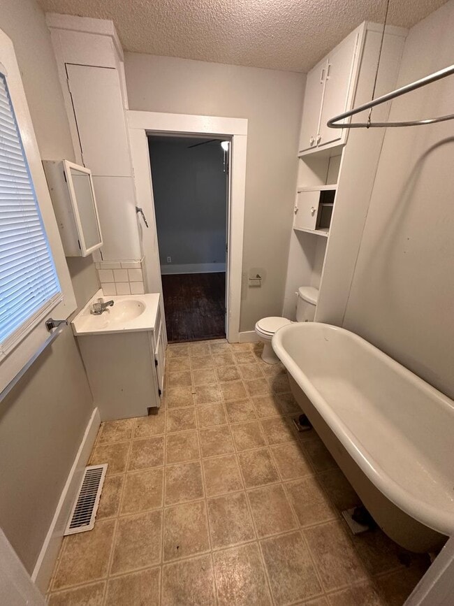 Building Photo - $850 - 2 bedroom/ 1 bathroom - Single Fami...