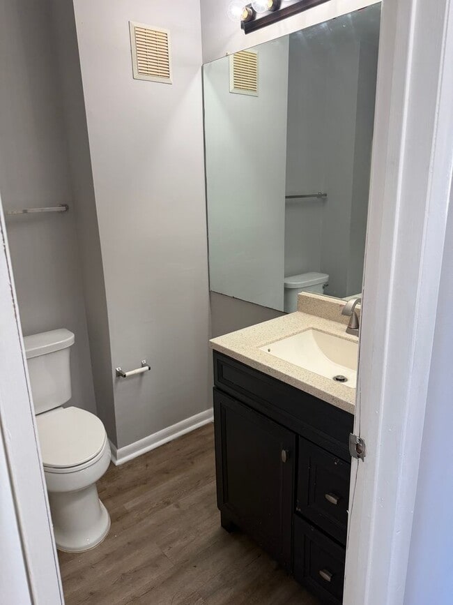 Building Photo - Newly renovated 1 Bedroom Apartment ready for move in!