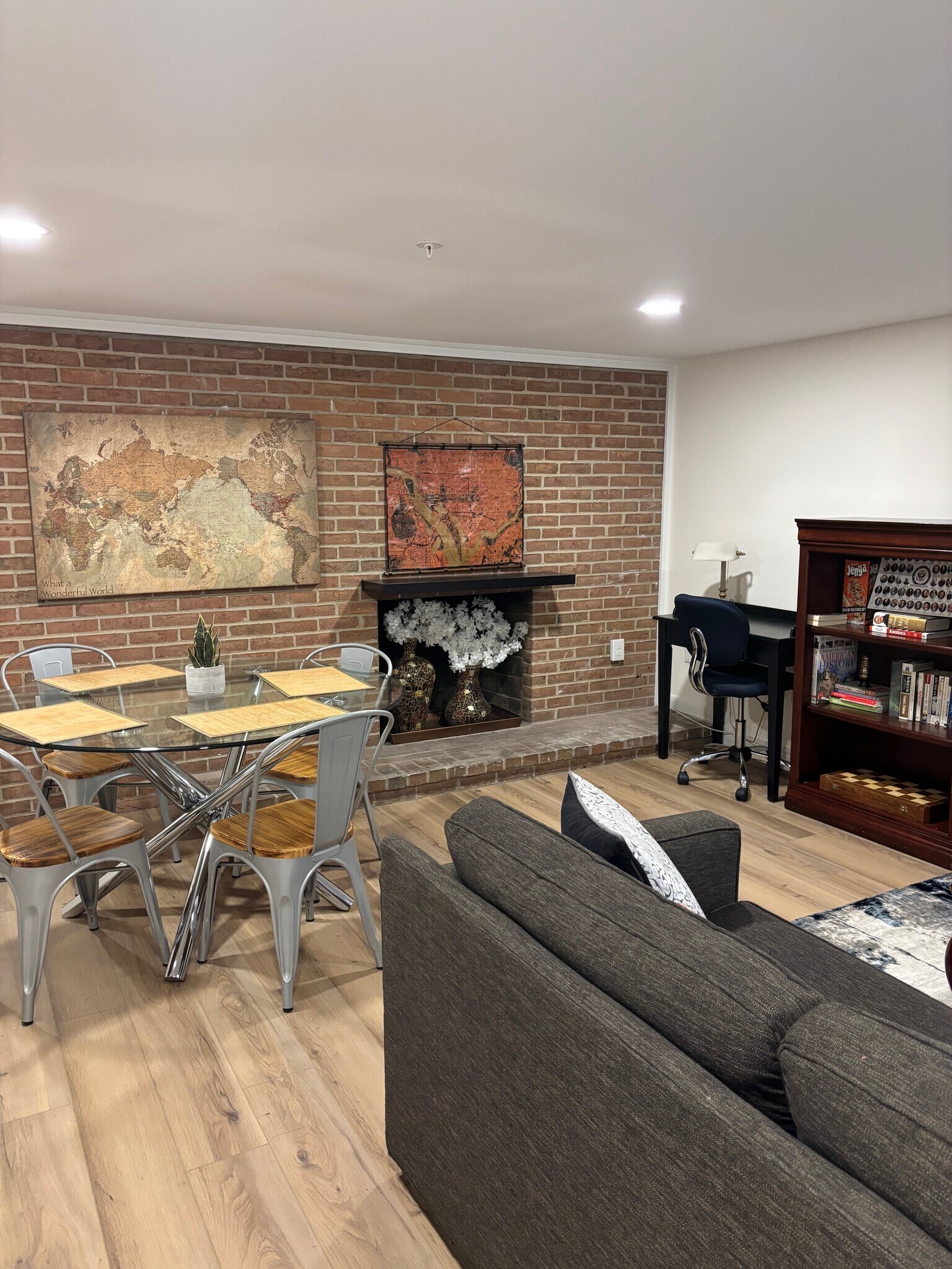 Building Photo - 402 Constitution Ave NE