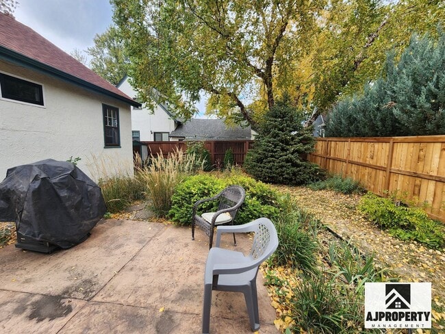 Building Photo - Charming 3/2 near McKennan Park