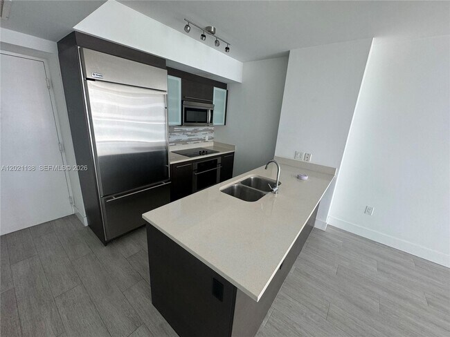 Building Photo - 500 Brickell Ave