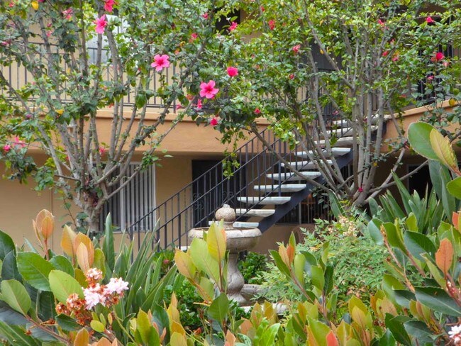 Building Photo - 3704 Altadena Ave