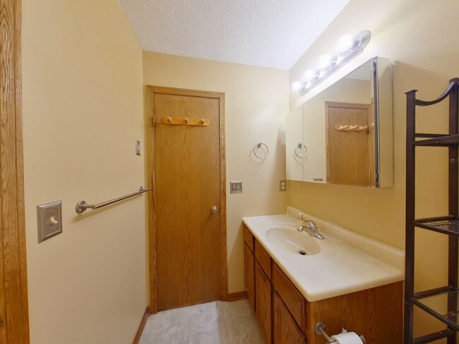 Building Photo - 3 Bedroom Home