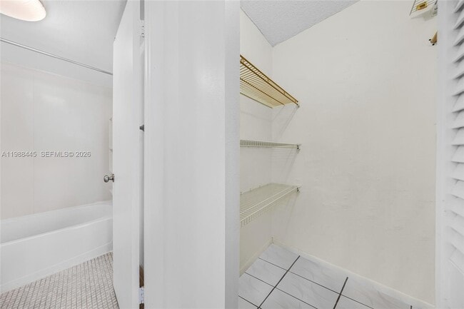 Building Photo - 6900 Bay Dr