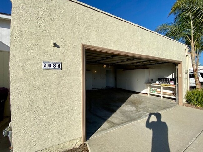 Building Photo - 3 Bed 2 Bath in Gated Beach Community-A must see Home
