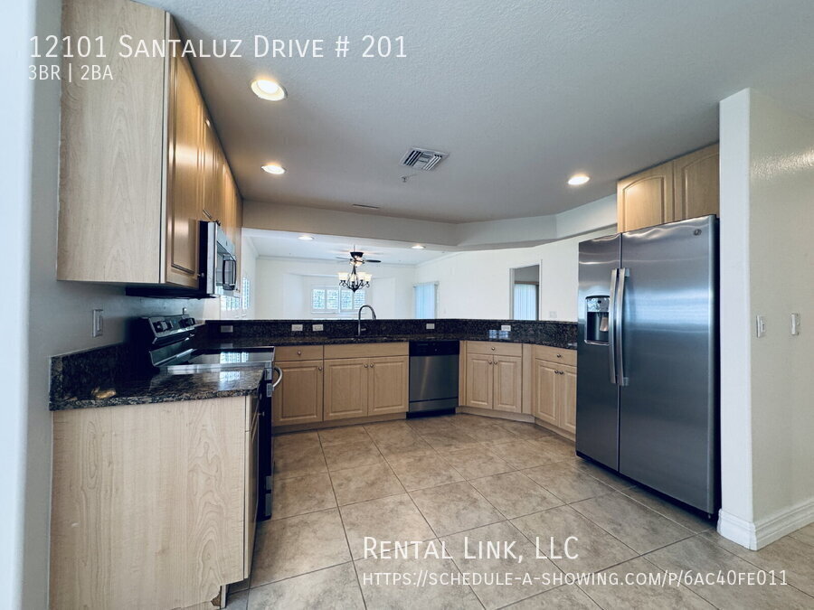 Building Photo - 12101 Santaluz Dr