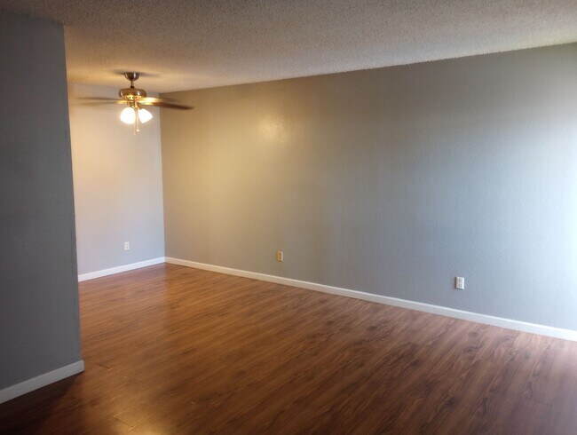 Building Photo - Cherry Creek Schools, 2 bed, 1 bath, 900 s...