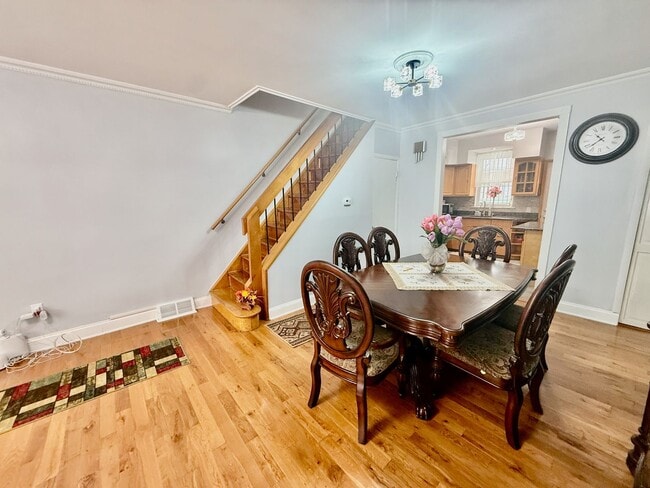 Building Photo - SPACIOUS & MODERN 3 BED/1.5 BA HOUSE w/ Central AC-HARDWOOD Flooring-WASHER/DRYER & Rear PATIO in...