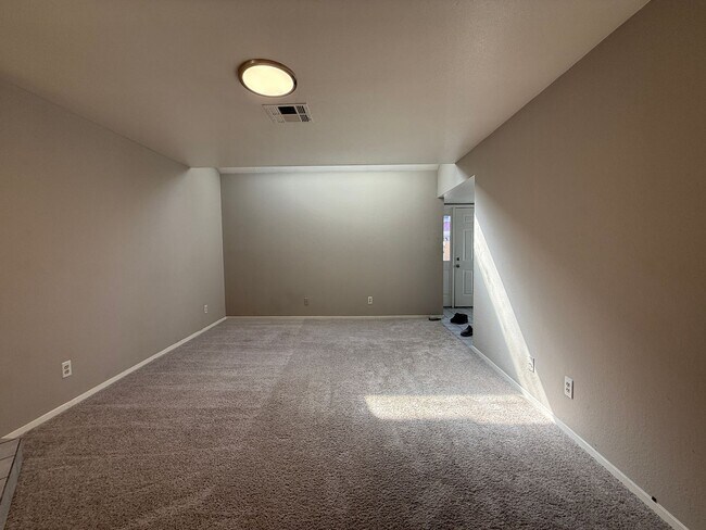 Building Photo - Townhome for Rent