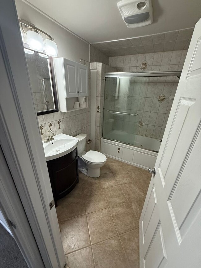 Building Photo - 5 bed / 2 Bath Neshaminy School District Single Family Home