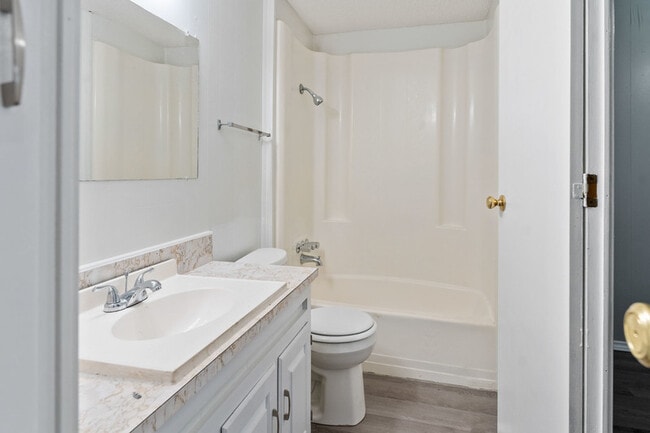 Building Photo - 112 Queenswood Dr