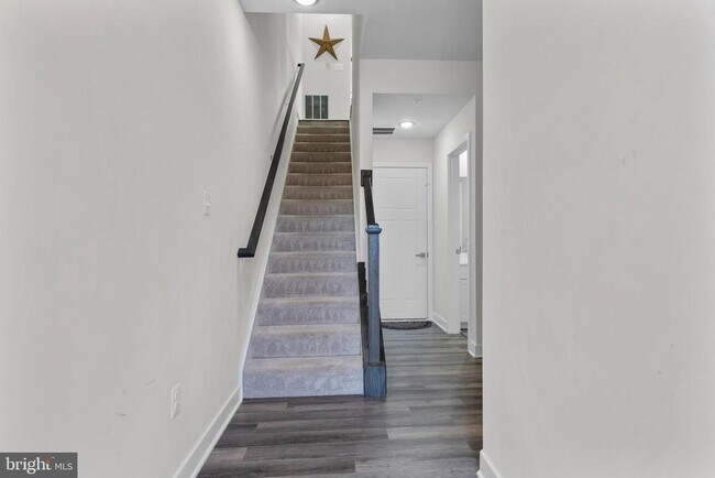 Building Photo - 9437 Oak Grv Ln