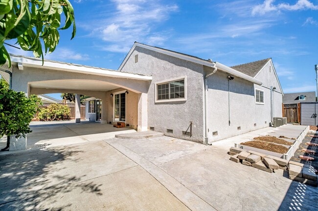 Building Photo - Charming 3BR/2BA Single Family Home for re...