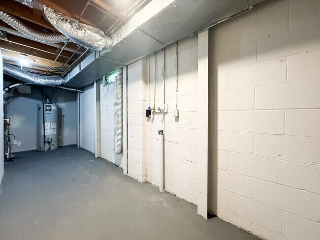 Building Photo - 1828 Bairsford Dr