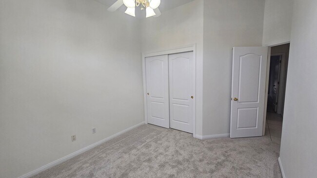 Building Photo - Beautiful Waterfront Home in Northwest Bakersfield