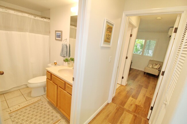 Building Photo - Nicely Remodeled and Furnished 2 Bed 2 Bat...