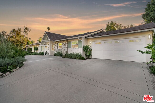 Building Photo - 4731 Deseret Dr