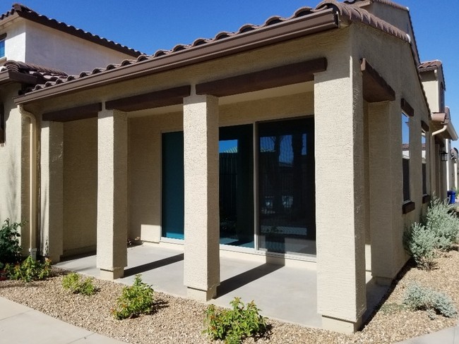 Building Photo - AMAZING TOWNHOME IN MCQUEEN AND OCOTILLO