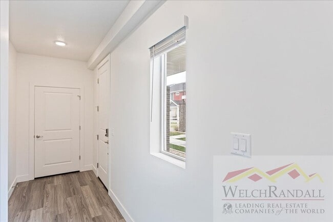 Building Photo - Beautiful 3 Bed 2.5 Bath Townhome in West ...