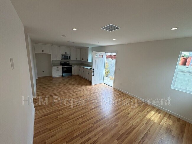 Building Photo - 856–858 W 47th St