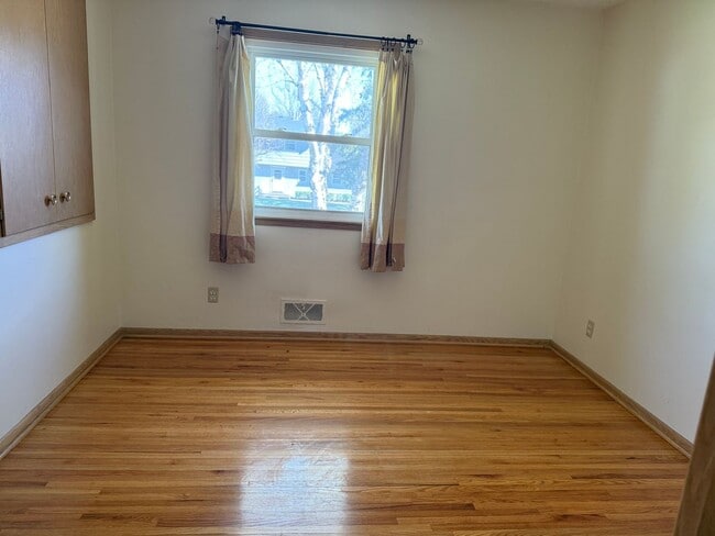 Building Photo - Comfortable, Updated Home in the Heart of Roseville. Avail NOW. *In-Unit Laundry*