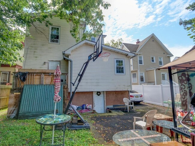 Building Photo - 231 Waverly Pl