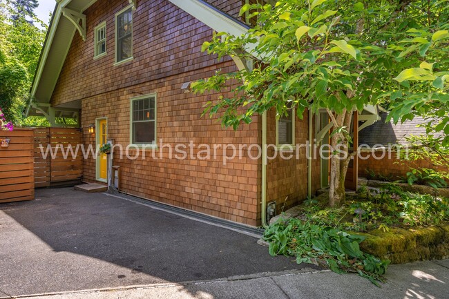 Building Photo - Charming Portland Classic