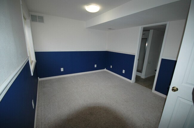 Building Photo - Spacious 4 Bedroom Home with Finished Basement, Vaulted Ceilings & Huge Fenced Yard