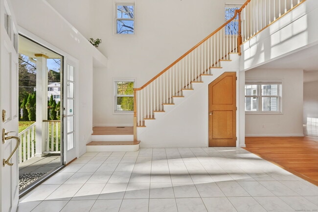 Building Photo - 53 Midbrook Ln