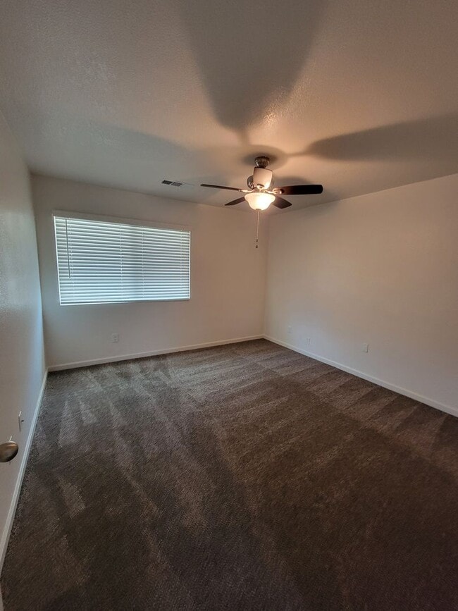 Building Photo - Beautiful 3 Bedroom 2 Bathroom Home in SW Visalia!