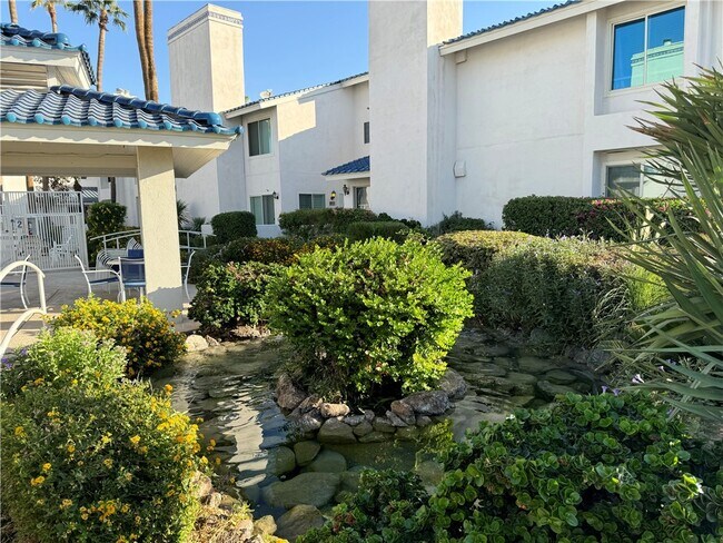 Building Photo - 1800 Club House Dr