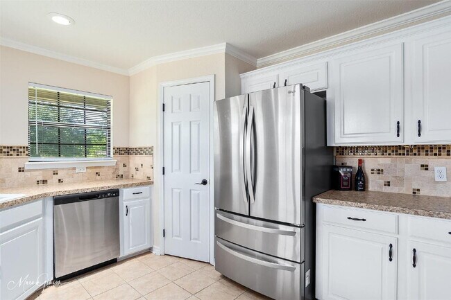 Building Photo - "Charming 3-Bed Sanctuary with 2 Full Bath...