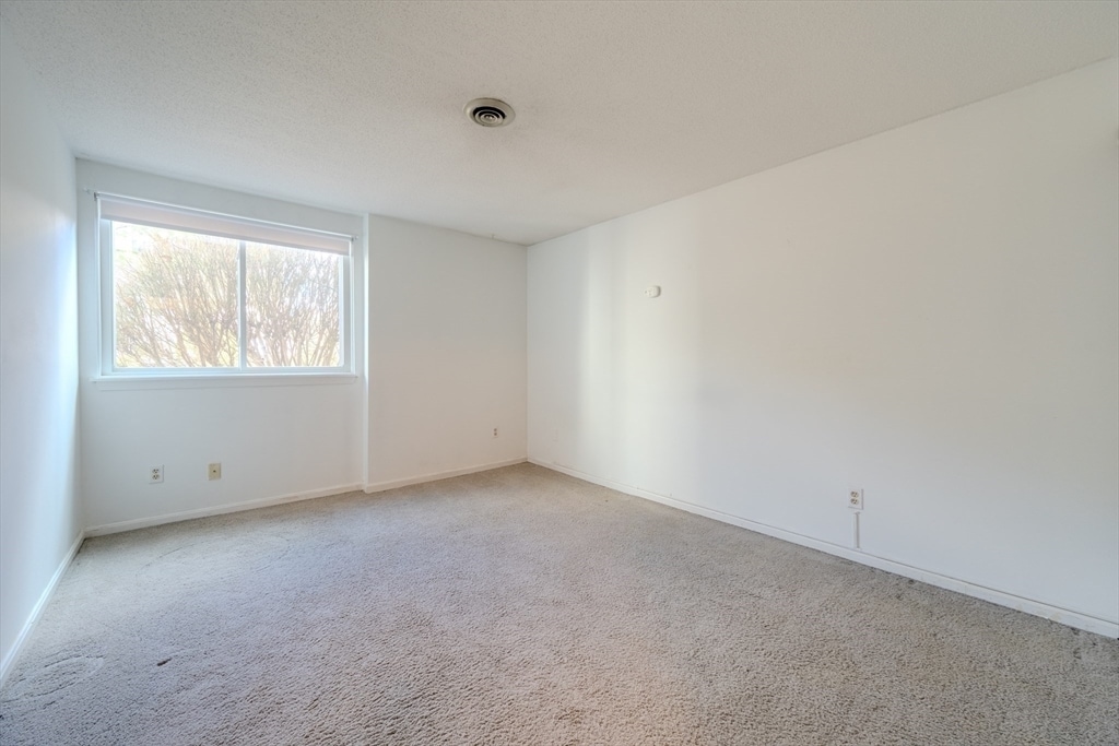 Building Photo - 255 North Rd