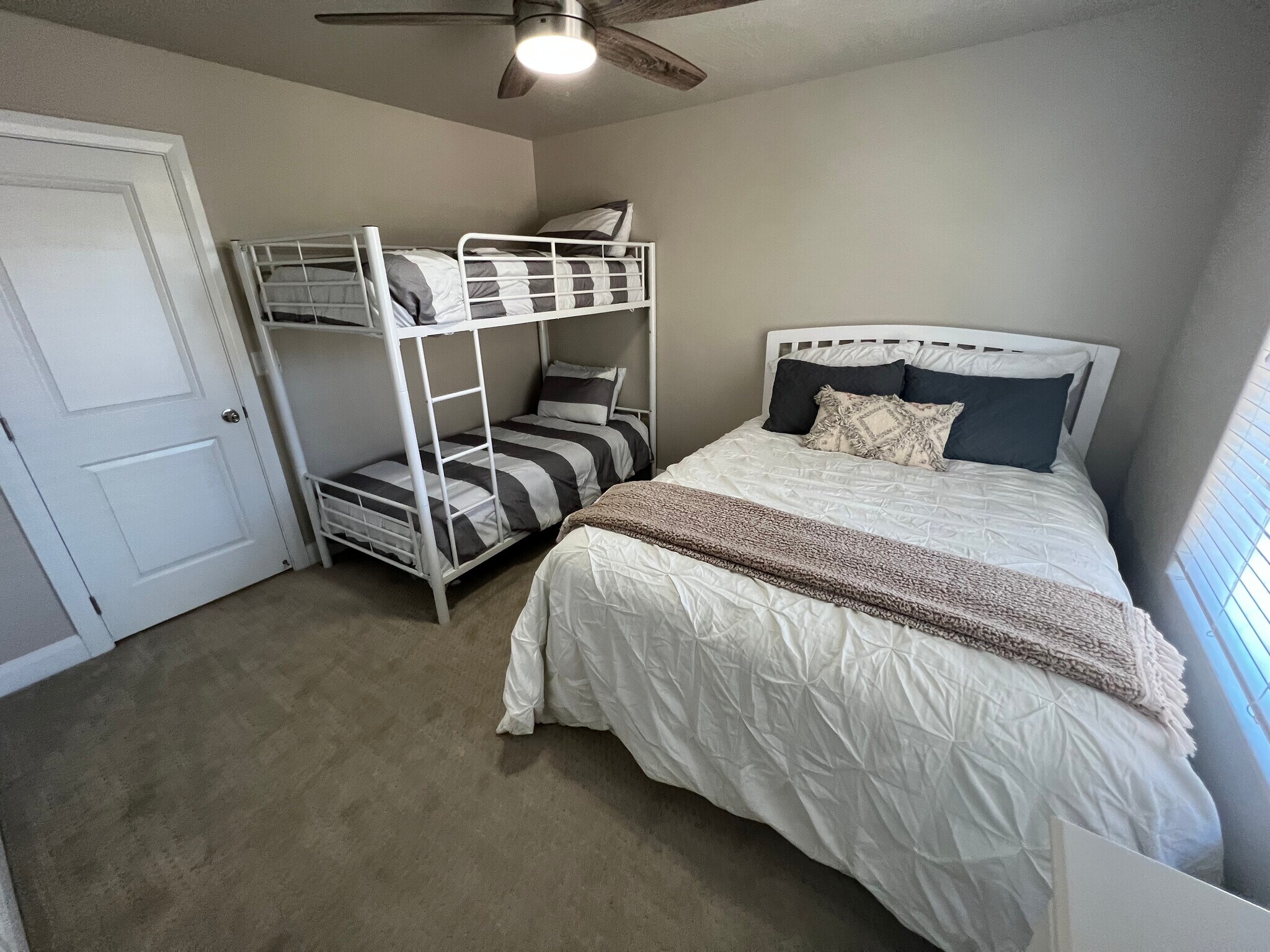 Building Photo - 1911 E Fiesta Ln